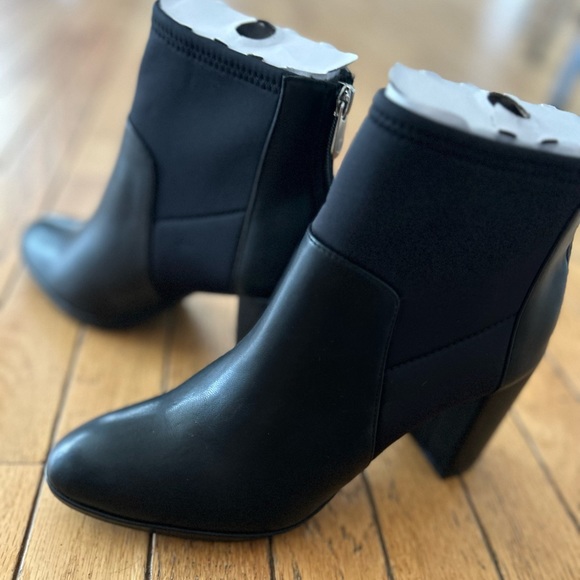 🔥NWOT Adrienne Vittadini Rudd ankle boots. Faux leather stretch upper. Sz 8 - Picture 2 of 15